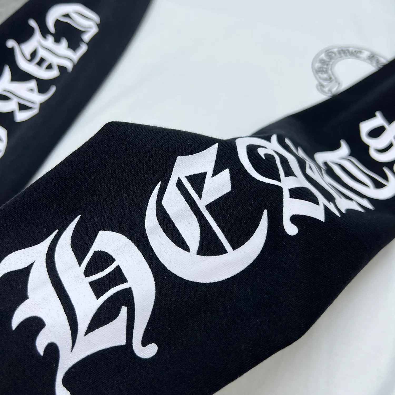 P160 Chrome Hearts 🍁Long T Series🍁 Available simultaneously at counters❤️The fabrics are fully upgraded! ! Crowe's black and white lettered large horseshoe color-blocking long-sleeved T. Printed and dyed with imported environmentally friendly glue. Re-engraved version 1:1 high weight original fabric 🌈Recommended color: black and white color-blocking🌈 Size: S, M, L, XL
